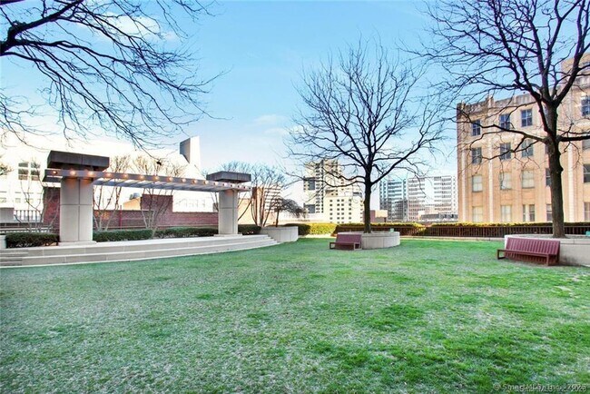 Building Photo - 127 Greyrock Pl