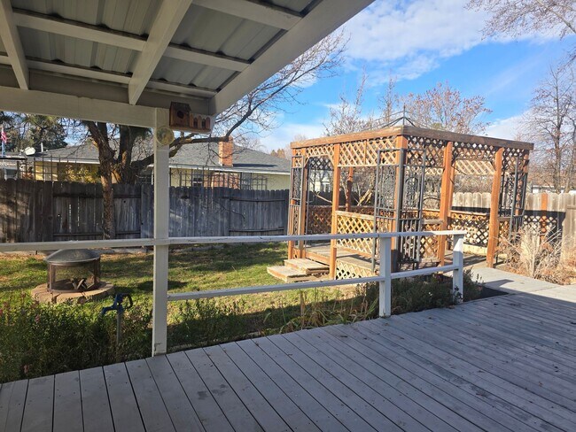 Building Photo - 3 bed / 2 bath