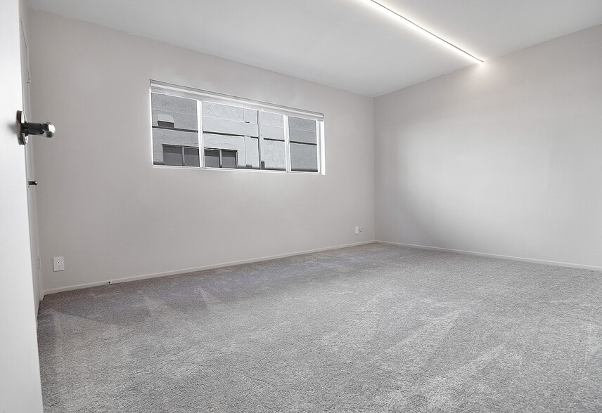 Building Photo - 1221 N Kings Rd