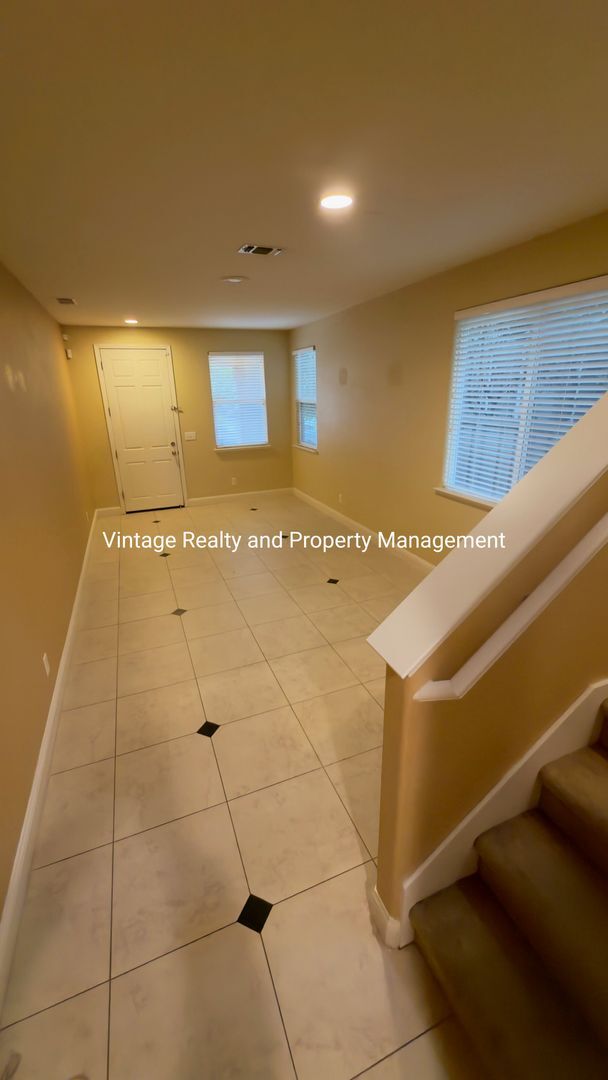 Building Photo - 244 Lazy Ridge Ave