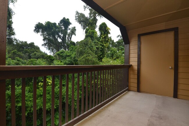 Building Photo - 1/1 Top Floor Condo in Gated Lakefront Com...