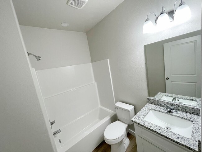 Building Photo - Beautiful 2/1 home in convenient location