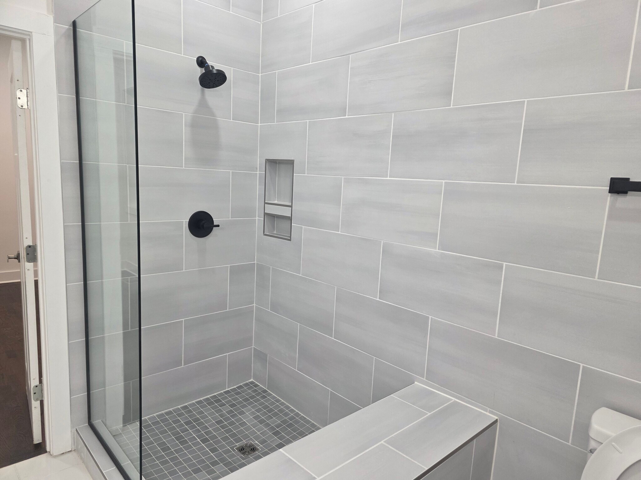 SHOWER - 2715 Delaware Ave