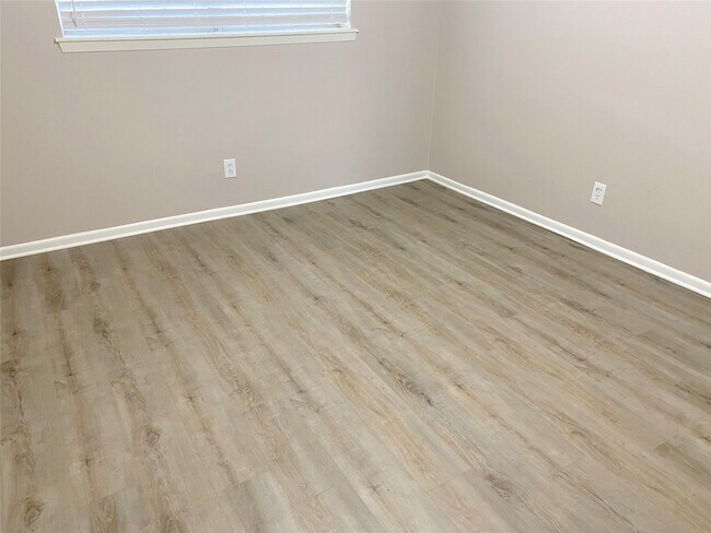 Building Photo - 10122 Shadow Wood Dr