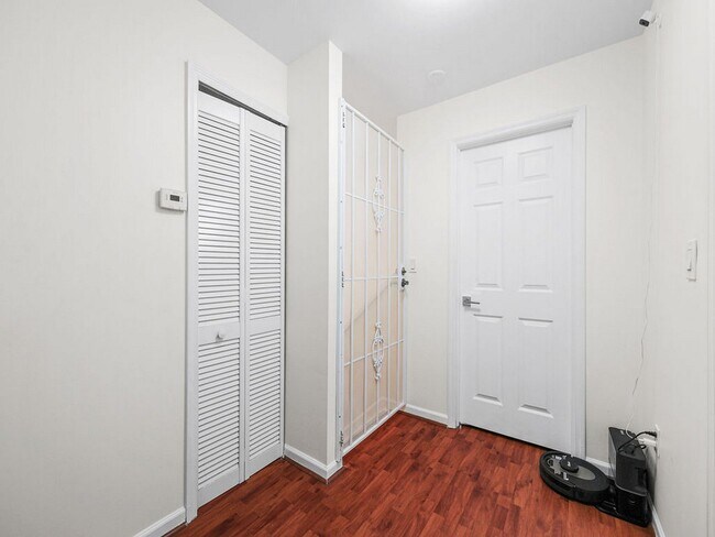 Building Photo - 7923 N Southwood Cir