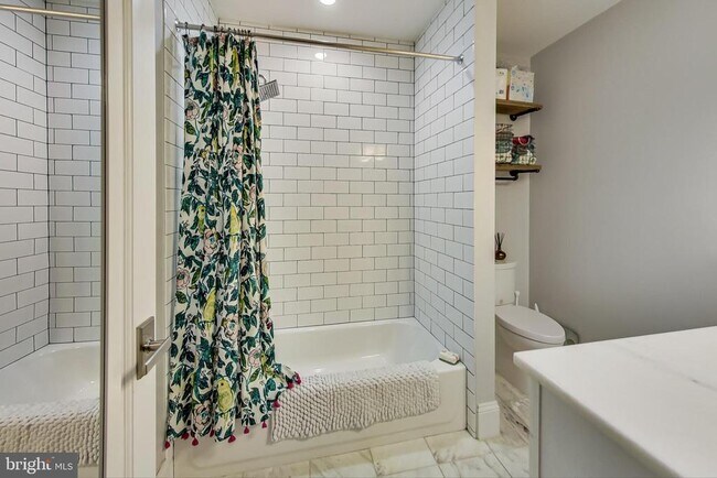 Building Photo - 819 D St NE