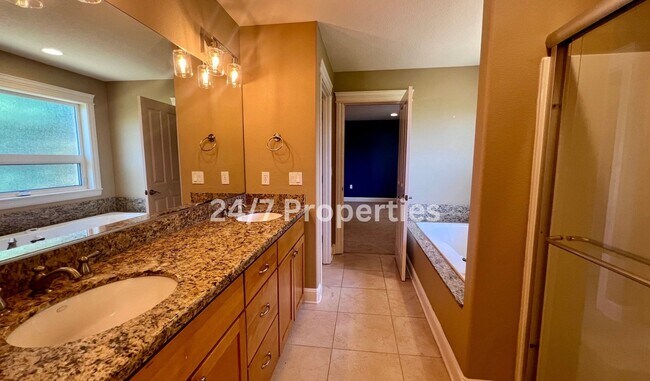 Building Photo - Large 4BD I 2.5BA Home - West Linn!