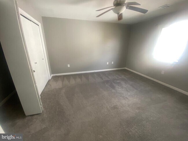 Building Photo - 880 W Oak St