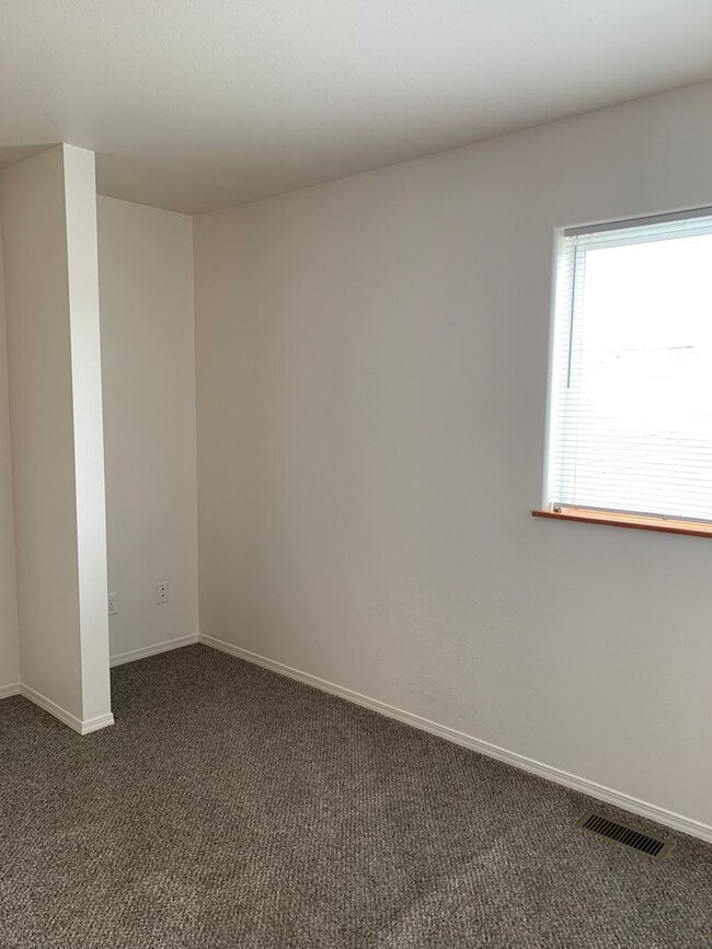 Building Photo - 3 Bdrm, 1 & 1/2 Ba | Muldoon & Tudor area | AVAILABLE NOW!!