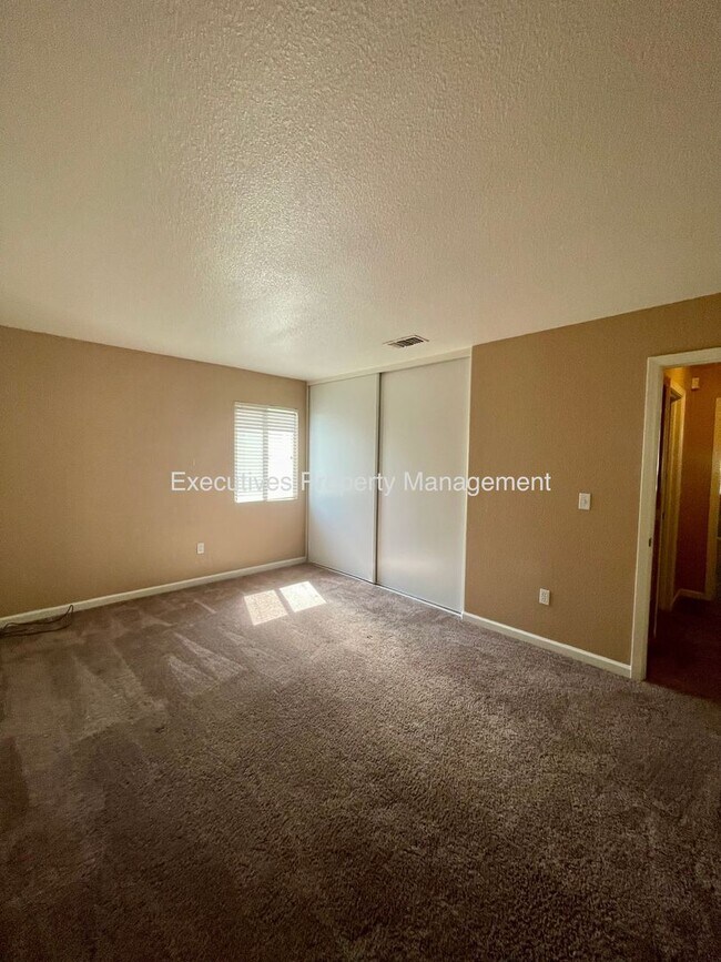 Building Photo - Available Now || 565 Peach Dr Chowchilla