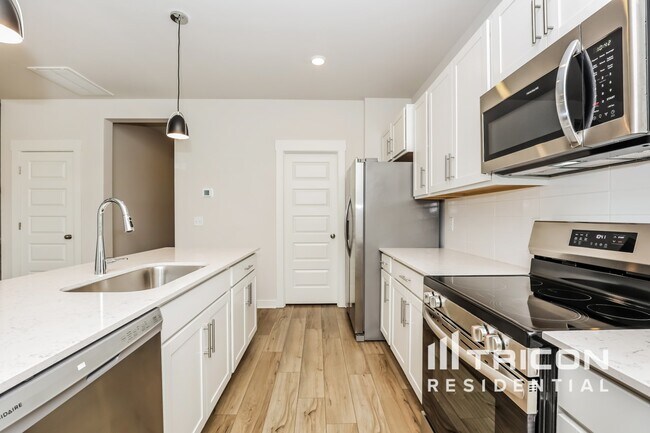 Building Photo - 350 Park Glen Dr