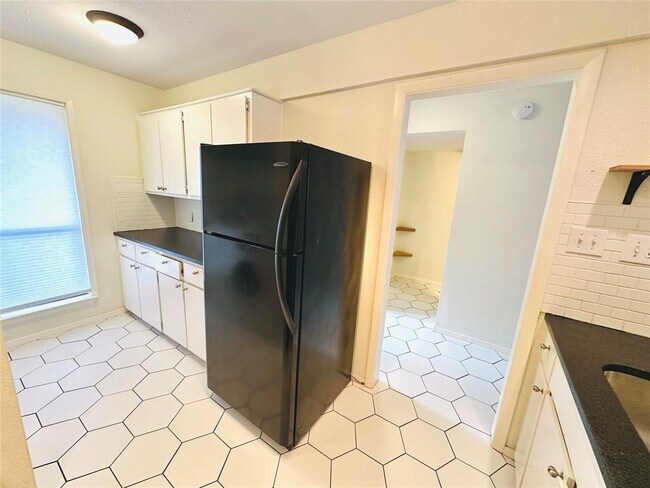 Building Photo - 1101 Hollow Creek Dr