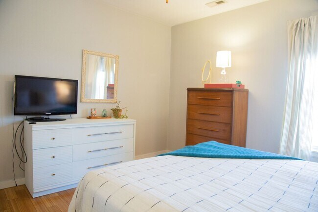 Building Photo - Chic 1-Bedroom Condo in North Capitol Hill...