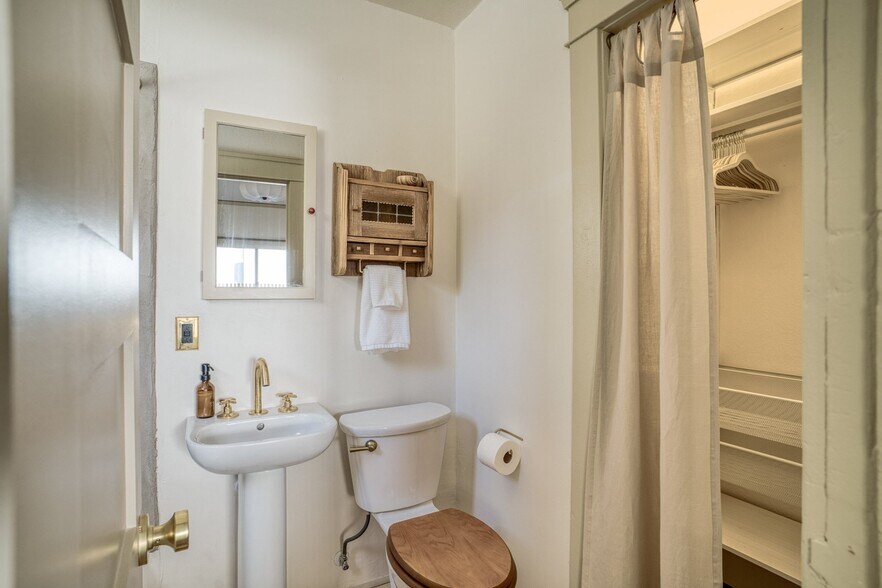 Building Photo - 3907 Berenice Pl