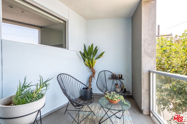 Building Photo - West LA Two Story 2 Bedroom Apartment Minu...