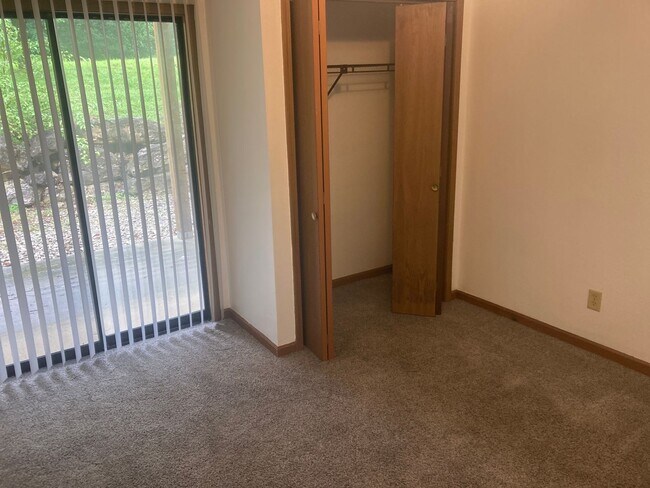 Building Photo - 2 Bedroom 1 Bathroom Apartment in heart of Osage Beach!