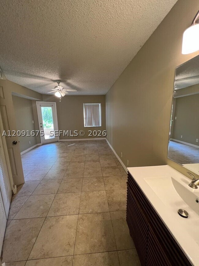 Building Photo - 9999 Summerbreeze Dr
