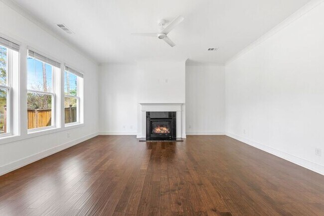 Building Photo - 3388 Kelowna Ct