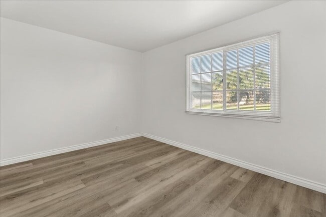 Building Photo - Single Story 4 Bedroom Home with Yard and Detached Garage in Montclair