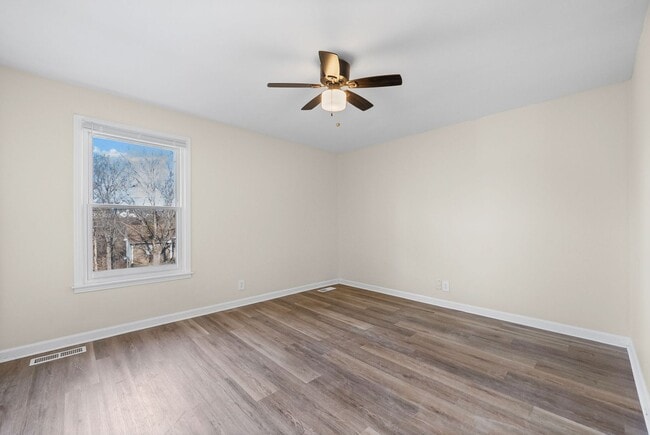 Building Photo - 564 Briarwood Dr