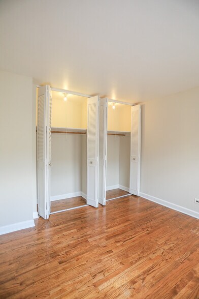 Building Photo - 5847 N Kenmore Ave