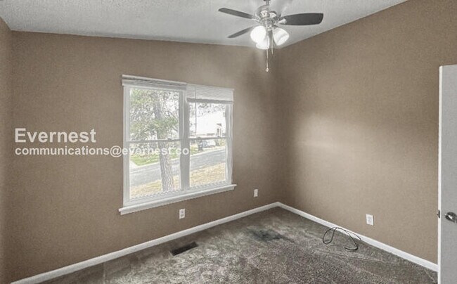 Building Photo - 3 Bed/2 Bath Home with Garage / Pet-Friendly / Vouchers Accepted / Available Now!