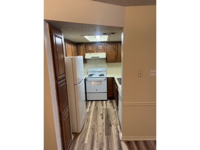 Building Photo - *****3 BEDROOM APARTMENT IN SEAGOVILLE******