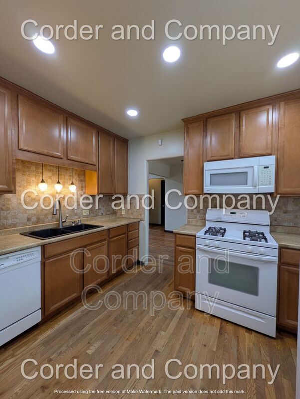 Building Photo - 302 Valencia Dr NE