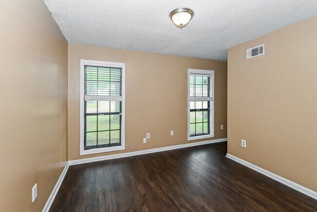 Building Photo - 5657 Rensslaer Dr