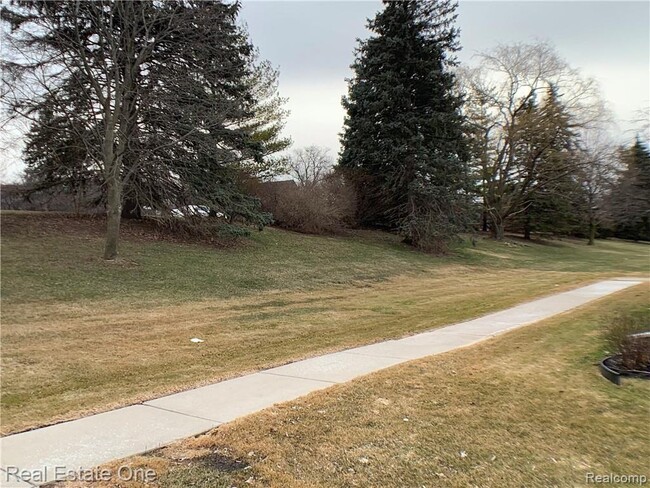 Building Photo - 100 W Hickory Grove Rd