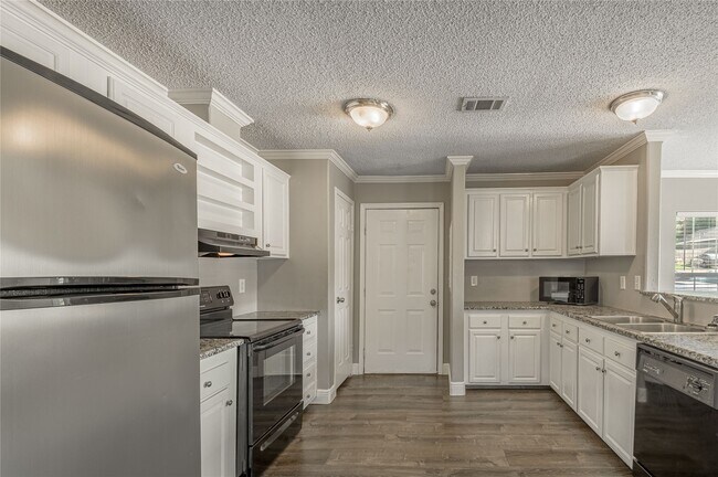 Building Photo - 164 Varsity Dr