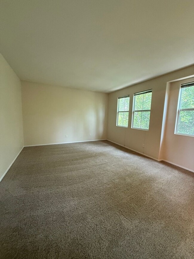 Building Photo - 2 story 4 bed, 3 bath home in Simi Valley