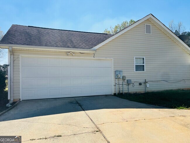 Building Photo - 405 Peeks Crossing Dr