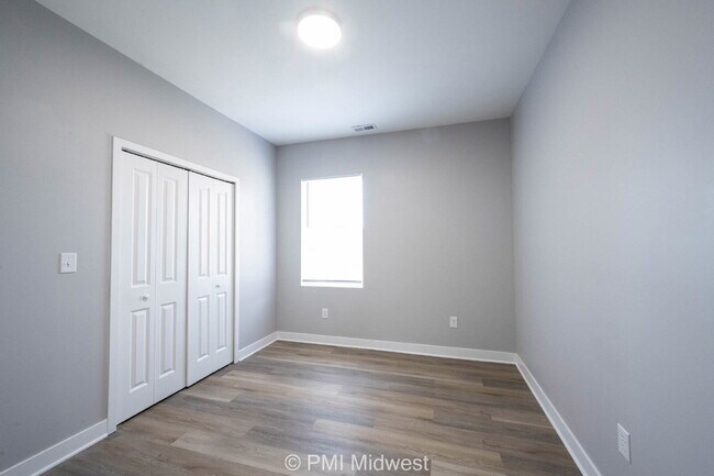 Building Photo - "Charming 3-Bedroom Duplex with 2 Full Baths in Prime Indianapolis Location!"