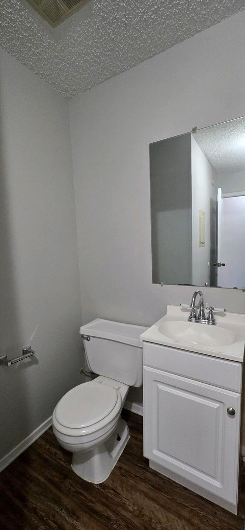 Building Photo - Available Now! 2 Bedroom 1.5 Bath Townhome...
