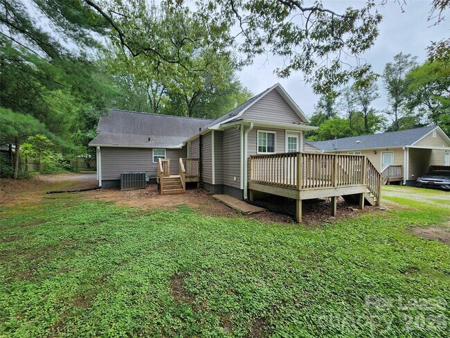Building Photo - 1421 Oakshade Ave
