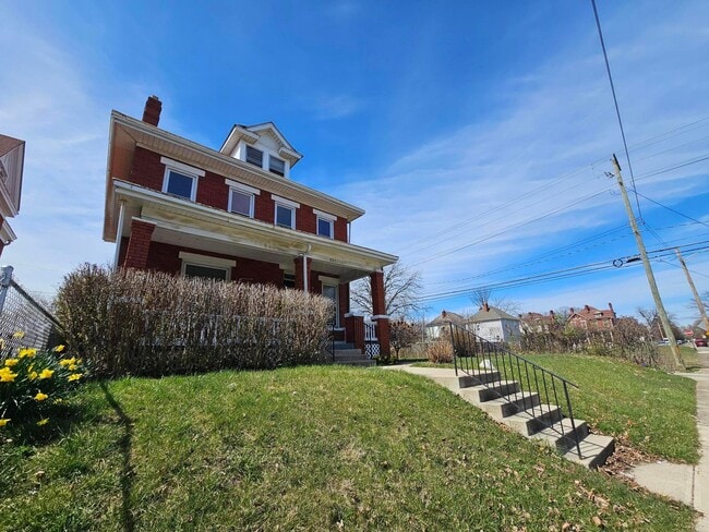 Building Photo - 831 Linwood Ave