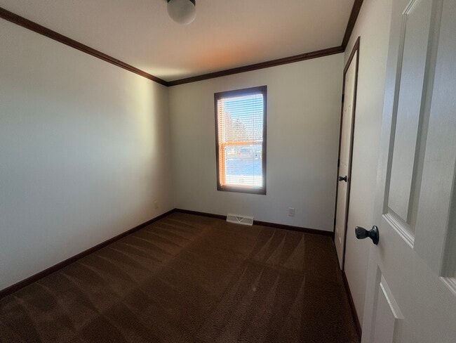 Building Photo - 324 Spring Park Dr