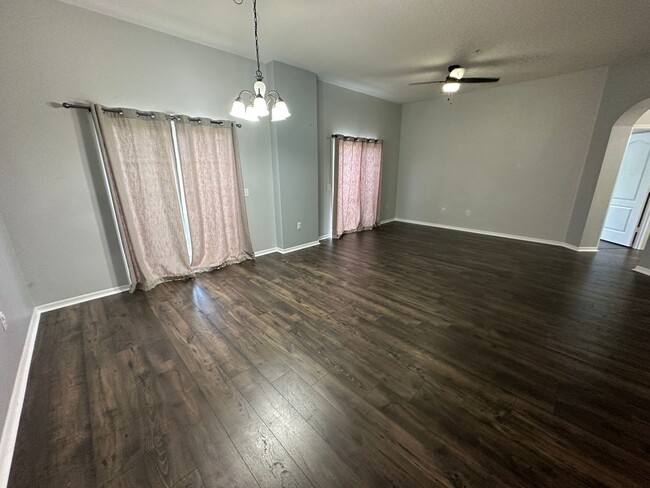 Building Photo - Charming 2-Bedroom Townhome in Highly Desi...