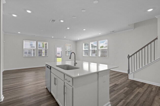 Building Photo - 5715 Woodlawn Dr