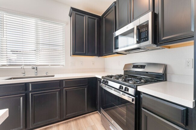 Building Photo - Bright Townhome in Gated Community!