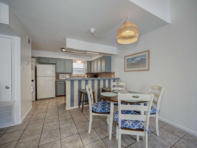 Building Photo - 15201 Leeward Dr