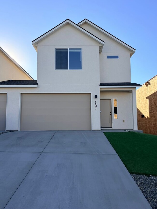 Building Photo - Gorgeous, Brand New 3 bed, 2.5 ba- Southridge Location!