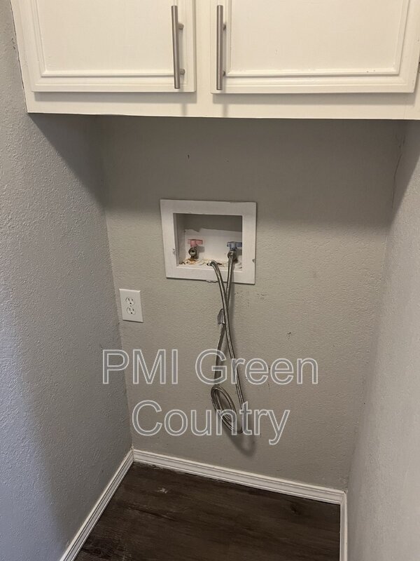 Building Photo - 801 W Vicksburg St