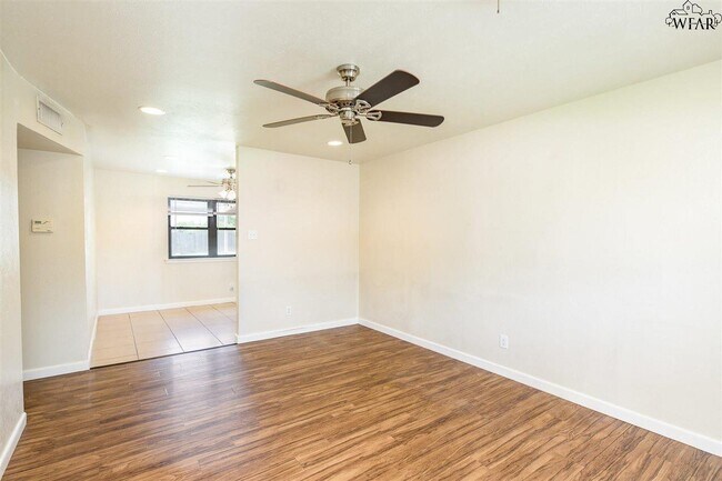 Building Photo - 4004 Hooper Dr