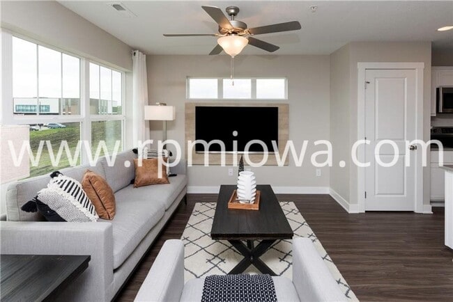 Building Photo - UPDATED!! 2 Bedroom, 2.5 Bath Townhome in Ankeny