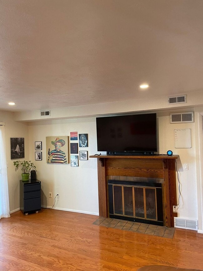 Building Photo - Prelease - 2bd/1.5ba Laminate flooring - Avail. July 2026