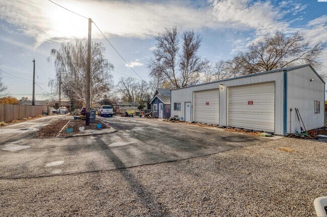 Building Photo - Large Shop w/Oversized Roll Up Doors and P...