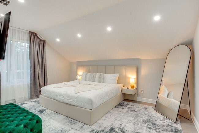 Building Photo - 2135 Rosemont Dr