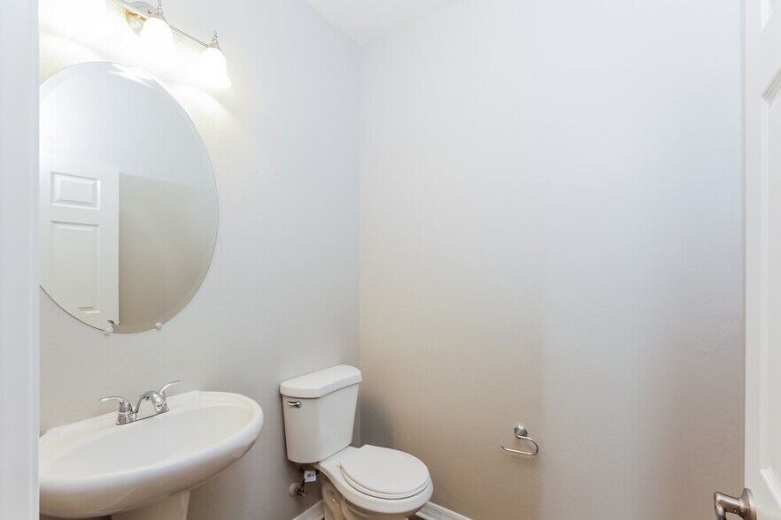 Building Photo - 6417 S 47th Dr